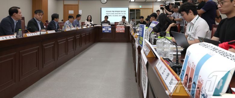 10일 저녁 세종시 정부세종청사 고용노동부에서 열린 최저임금위원회 제12차 전원회의에서 민주노총 소속 근로자위원들이 퇴장한 가운데 사용자위원과 한국노총 근로자위원들만이 참여하여 2026년 최저임금을 10,320원으로 합의하며 이인재 위원장, 권순원 공익위원이 취재진의 질문에 답하고 있다. 2025.7.10/뉴스1 ⓒ News1 김기남 기자