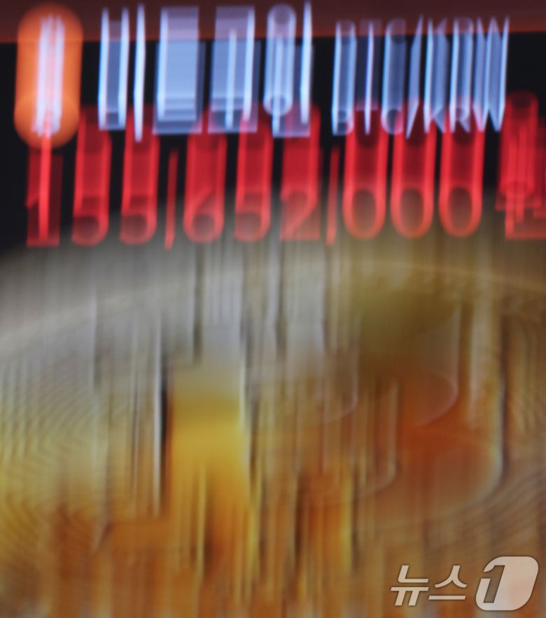 가상화폐 대장주 비트코인이 연일 신고가를 경신하는 가운데 11일 오전 서울 서초구 빗썸라운지 강남본점 전광판에 비트코인 거래 가격이 표시되고 있다.  2025.7.11/뉴스1 ⓒ News1 오대일 기자