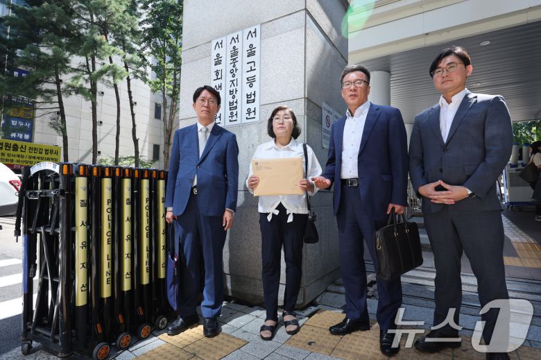 최민경 북한감금피해자가족회 대표(왼쪽 두 번째)와 북한인권정보센터 인권침해지원센터 회원들이 11일 오후 서울 서초구 서울중앙지방법원 앞에서 김정은 북한 노동당 총비서에 대한 고소장 제출에 앞서 기자회견을 하고 있다.  2025.7.11/뉴스1 ⓒ News1 신웅수 기자