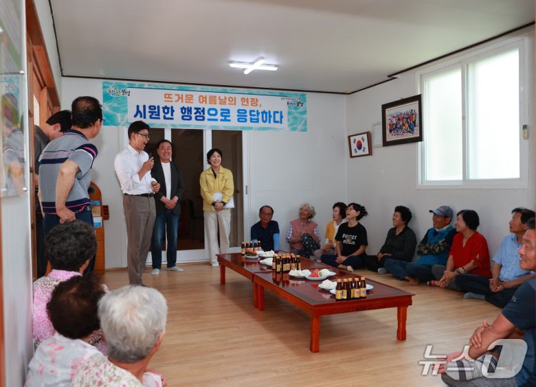 김철우 보성군수가 '폭염 대비 민생 현장 방문'으로 무더위 쉼터를 찾아가 직접 점검하고 주민들의 고충을 청취하고 있다(보성군 제공)