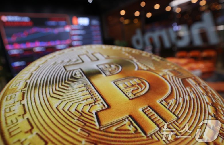 가상화폐 대장주 비트코인이 연일 신고가를 경신하고 있다. 10일(현지시간) 가상화폐 거래소 코인베이스에 따르면 미 동부 시간 이날 오후 5시 40분(서부 시간 오후 2시 40분) 비트코인 1개당 가격은 전날보다 4.54% 오른 11만 6,474달러에 거래됐다. 비트코인이 11만6000달러를 넘어선 것은 이번이 처음이다. 사진은 11일 오전 서울 서초구 빗썸라운지 강남본점 가상자산 거래소 모습. 2025.7.11/뉴스1 ⓒ News1 오대일 기자