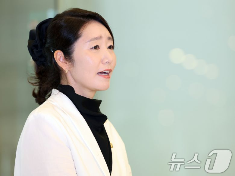 강선우 여성가족부 장관 후보자가 26일 오후 서울 종로구 이마빌딩에 마련된 인사청문회 사무실로 출근하며 소감을 밝히고 있다. 2025.6.26/뉴스1 ⓒ News1 황기선 기자