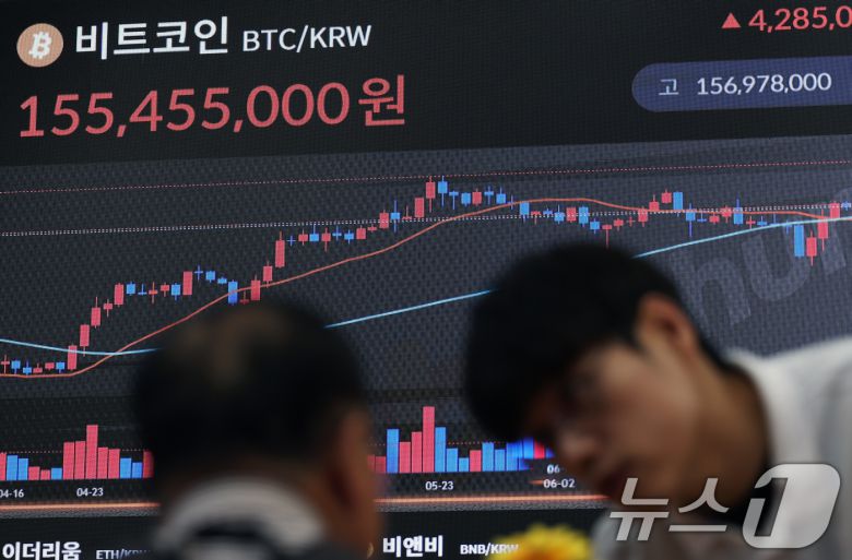 가상화폐 대장주 비트코인이 연일 신고가를 경신하는 가운데 11일 오전 서울 서초구 빗썸라운지 강남본점 전광판에 비트코인 거래 가격이 표시되고 있다.  2025.7.11/뉴스1 ⓒ News1 오대일 기자