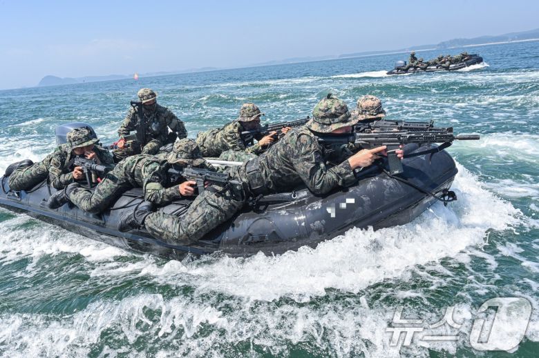 육군 특수전사령부 귀성부대 특전대원들이 고무보트를 활용한 해상고속침투 훈련을 실시하고 있다. (육군 제공. 재판매 및 DB 금지) 2025.7.11/뉴스1