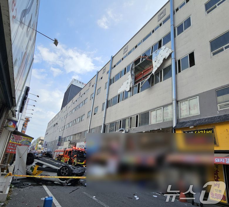 11일 오후 3시 25분쯤 광주 북구 일곡동의 한 주차타워 4층에서 택시가 추락해 소방당국이 수습하고 있다.(광주 북부소방 제공. 재판매 및 DB 금지)