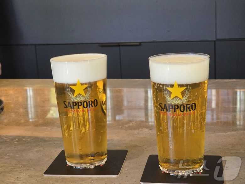 삿포로맥주를 수입하는 매일유업 산하의 엠즈베버리지는 12일 서울 성수동에 '삿포로 프리미엄 비어스탠드'를 오픈한다. 엠즈베버리지는 오픈 하루 전인 11일 미디어 세션을 진행했다. 왼쪽이 퍼펙트 푸어, 오른쪽이 클래식 푸어로 따른 맥주. 왼쪽 맥주가 더 미세한 거품을 보여준다. ⓒ News1 이형진 기자