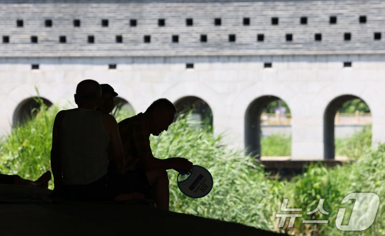 연일 폭염이 이어지고 있는 11일 경기 수원시 팔달구 지동교 인근 다리 그늘에서 한 어르신이 더위를 피해 휴식을 취하고 있다. 2025.7.11/뉴스1 ⓒ News1 김영운 기자