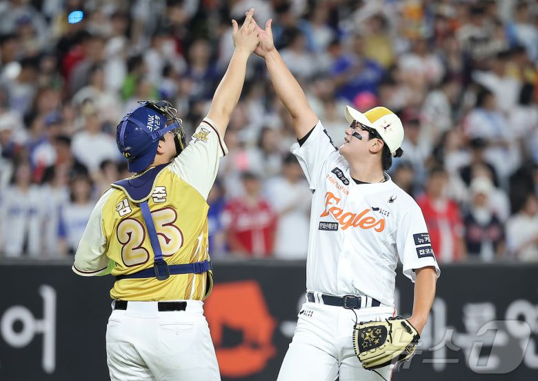 12일 대전 한화생명 볼파크에서 열린 ‘2025 신한 SOL뱅크 KBO 올스타전’에서 나눔 올스타 NC 포수 김형준과 한화 마무리 김서현이 8대6 승리를 지켜낸 뒤 세리머니를 하고 있다. 2025.7.12/뉴스1 ⓒ News1 김진환 기자