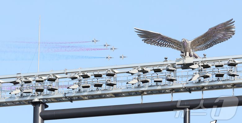 12일 대전 한화생명 볼파크에서 열린 ‘2025 신한 SOL뱅크 KBO 올스타전’에서 대한민국 공군 특수비행팀 '블랙이글스'가 비행하고 있다. 2025.7.12/뉴스1 ⓒ News1 김진환 기자