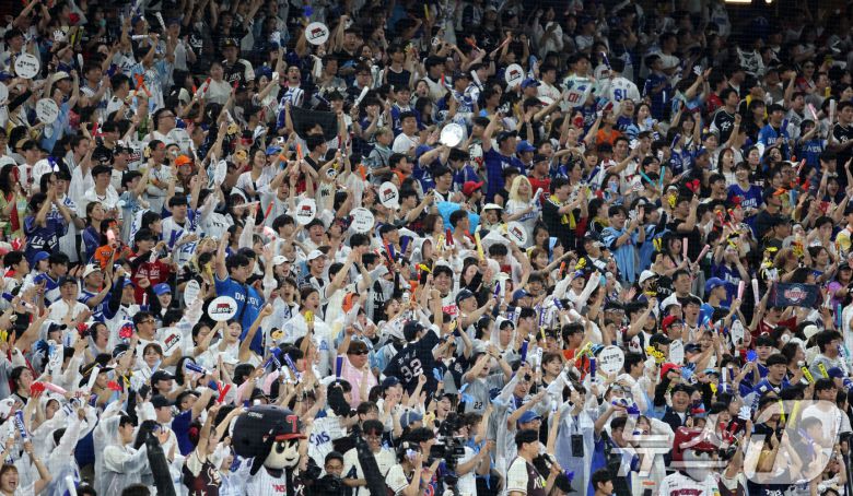 12일 오후 대전 한화생명볼파크에서 열린 '2025 신한 SOL Bank KBO 올스타전'에서 야구팬들이 열띤 응원을 펼치고 있다. 2025.7.12/뉴스1 ⓒ News1 김기태 기자