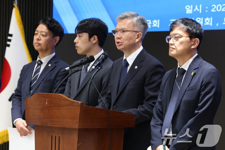 김영호 국회 교육위원장(왼쪽부터), 이선우 대한의과대학·의학전문대학원학생회 비상대책위원장, 김택우 대한의사협회장, 박주민 보건복지위원장이 12일 오후 서울 용산구 대한의사협회에서 의과대학 교육 정상화를 위한 공동 성명서를 발표하고 있다. 2025.7.12/뉴스1 ⓒ News1 신웅수 기자