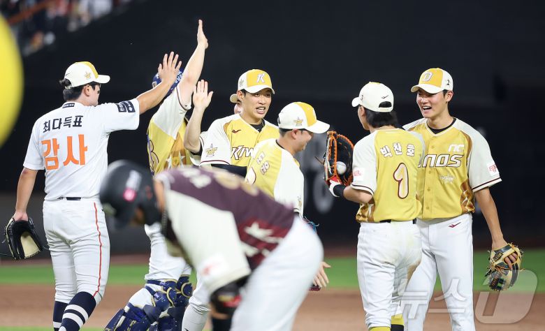 12일 대전 한화생명 볼파크에서 열린 ‘2025 신한 SOL뱅크 KBO 올스타전’에서 나눔 올스타 선수들이 8대6 승리 후 세리머니를 하고 있다. 2025.7.12/뉴스1 ⓒ News1 김진환 기자