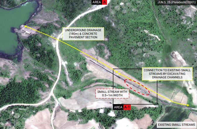 폐수가 버려진 연못에서 지하 배수로까지의 거리와 폭 0.5~1m의 배수로 등을 촬영한 위성 사진. ( nK Insight 보고서 갈무리)/뉴스1 ⓒ News1 유민주 기자