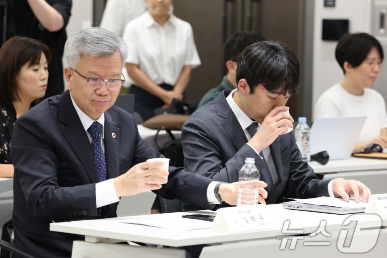 김택우 대한의사협회장(왼쪽)과 이선우 대한의과대학·의학전문대학원학생회 비상대책위원장이 12일 오후 서울 용산구 대한의사협회에서 의과대학 교육 정상화를 위한 공동 성명서 발표에 앞서 목을 축이고 있다. 2025.7.12/뉴스1 ⓒ News1 신웅수 기자