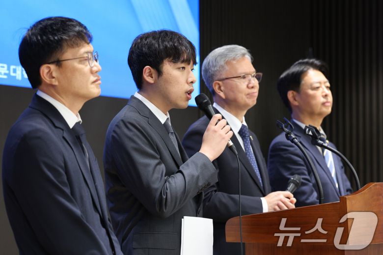박주민 극회 보건복지위원장(왼쪽부터), 이선우 대한의과대학·의학전문대학원학생회 비상대책위원장, 김택우 대한의사협회장, 김영호 교육위원장이 12일 오후 서울 용산구 대한의사협회에서 의과대학 교육 정상화를 위한 공동 성명서를 발표하고 있다. 2025.7.12/뉴스1 ⓒ News1 신웅수 기자
