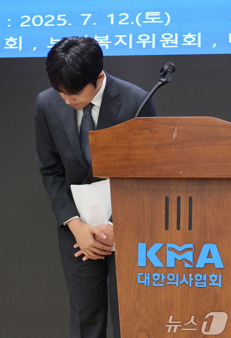 이선우 대한의과대학·의학전문대학원학생회 비상대책위원장이 12일 오후 서울 용산구 대한의사협회에서 의과대학 교육 정상화를 위한 공동 성명서를 발표한 후 인사하고 있다. 2025.7.12/뉴스1 ⓒ News1 신웅수 기자