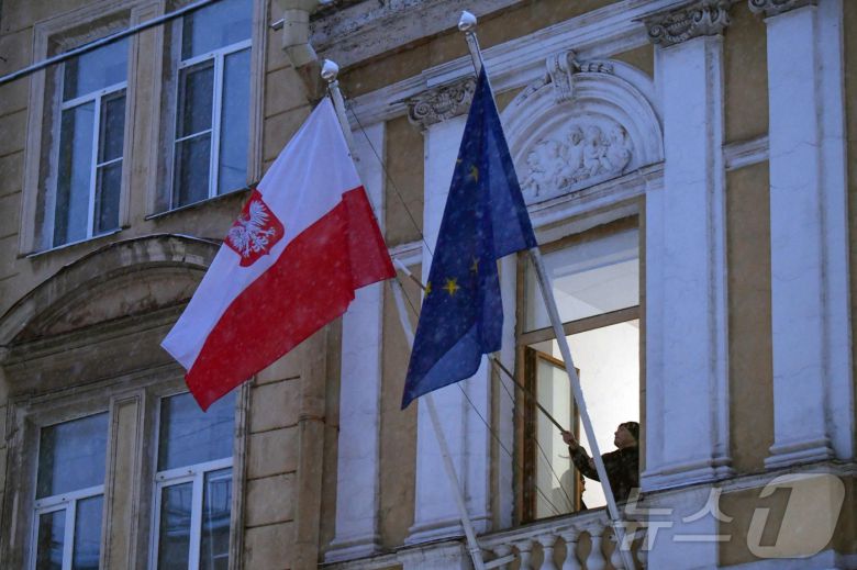 러시아 상트페테르부르크 주재 폴란드 영사관 앞의 폴란드 국기과 유럽연합(EU) 깃발. <자료 사진>ⓒ AFP=뉴스1