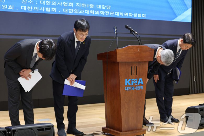 이선우 대한의과대학·의학전문대학원학생회 비상대책위원장(왼쪽부터), 박주민 보건복지위원장, 김택우 대한의사협회장, 김영호 국회 교육위원장이 12일 오후 서울 용산구 대한의사협회에서 의과대학 교육 정상화를 위한 공동 성명서를 발표한 후 인사하고 있다. 2025.7.12/뉴스1 ⓒ News1 신웅수 기자