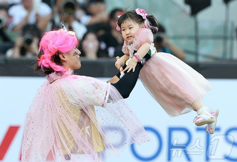 12일 대전 한화생명 볼파크에서 열린 ‘2025 신한 SOL뱅크 KBO 올스타전’에서 KIA 박찬호가 딸과 함께 퍼포먼스를 펼치고 있다. 2025.7.12/뉴스1 ⓒ News1 김진환 기자