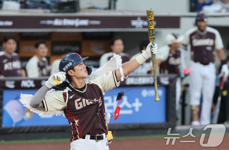 12일 오후 대전 한화생명볼파크에서 열린 '2025 신한 SOL Bank KBO 올스타전'에서 전민재가 퍼포먼스를 선보이고 있다. 2025.7.12/뉴스1 ⓒ News1 김기태 기자