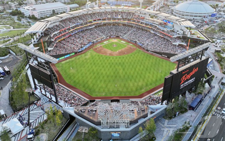 12일 대전 한화생명 볼파크에서 열린 ‘2025 신한 SOL뱅크 KBO 올스타전’에서 야구팬들이 열정적인 응원을 펼치고 있다.  2025.7.12/뉴스1 ⓒ News1 김진환 기자