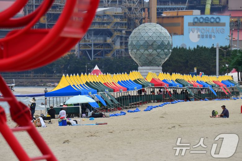13일 오후 경북 포항시 송도해수욕장 백사장에 파라솔이 설치돼 있다. 2007년 폐장된 송도해수욕장은 18년 만인 지난 12일 재개장했다. 2025.7.13/뉴스1 ⓒ News1 최창호 기자