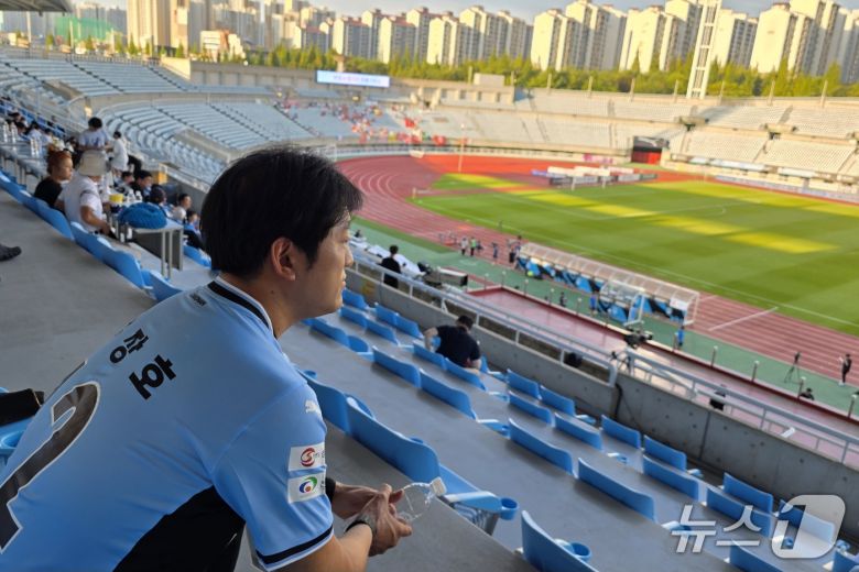 12일 천안시티FC 명예 선수로 위촉된 천안초 축구부 합숙소 화재 피해자 윤장호가 22년 만에 유니폼을 입고 그라운드를 바라보고 있다. 2025.7.12. /뉴스1ⓒNews1 이시우 기자