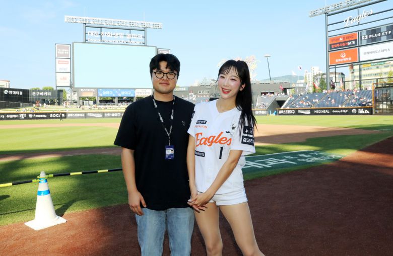 SSG 박슬기 파트너(왼쪽)와 이미래 한화 치어리더 부부.(SSG 랜더스 제공)
