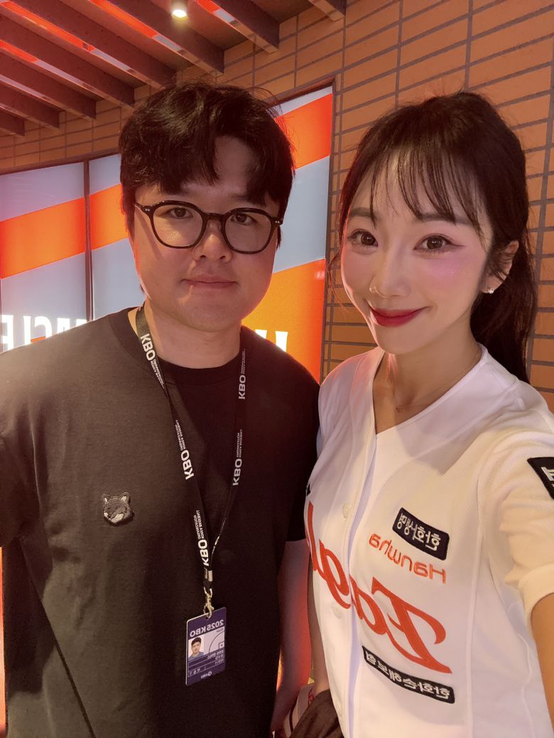 SSG 박슬기 파트너(왼쪽)와 이미래 치어리더.(박슬기 파트너 제공)