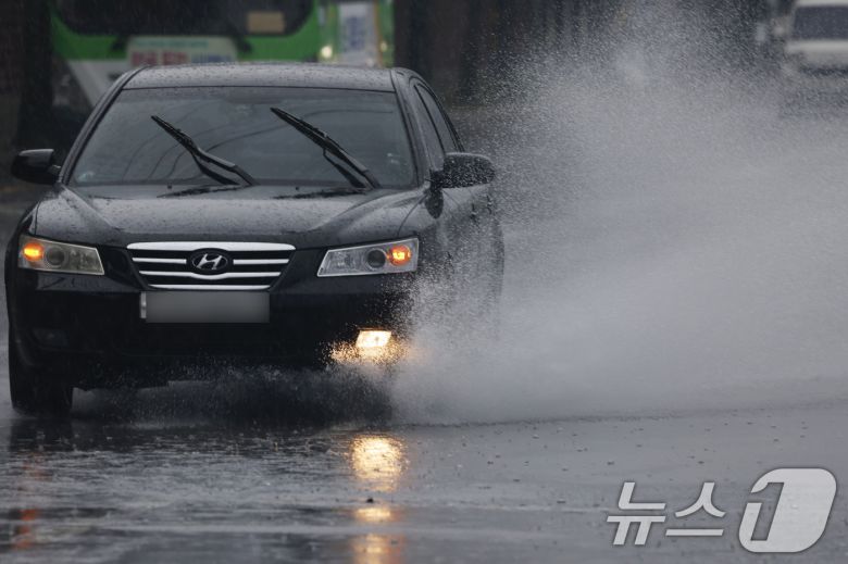 13일 광주전남 일부지역에 호우주의보가 발효된 가운데 남구 월산동 광주천 옆도로에 차들이 물보라를 일으키며 조심스럽게 주행하고 있다. 2025.7.13/뉴스1 ⓒ News1 김태성 기자