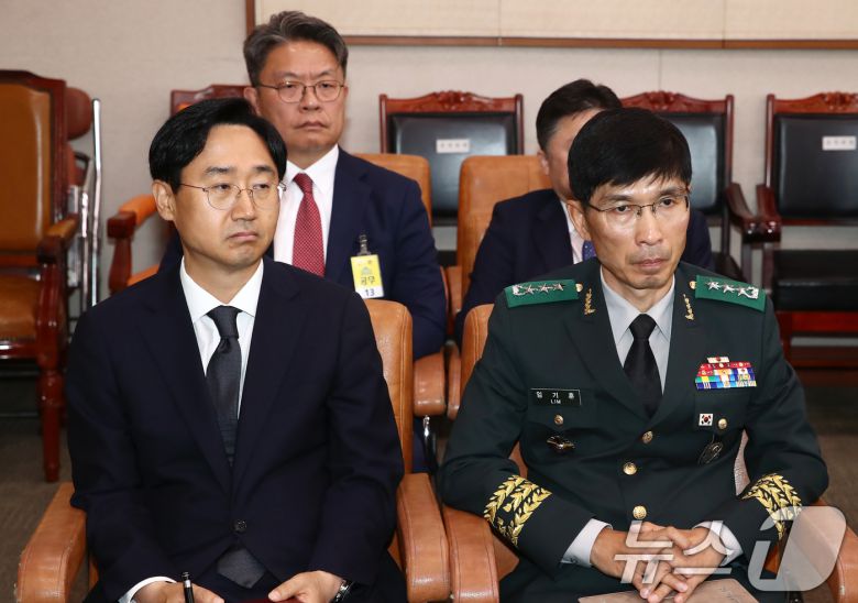 이시원 전 대통령실 공직기강비서관과 임기훈 국방대총장, 신범철 전 국방부차관이 21일 오전 서울 여의도 국회에서 열린 법제사법위원회 전체회의 순직 해병 수사 방해 및 사건 은폐 등의 진상규명을 위한 특별검사의 임명 등에 관한 법률안 관련 입법청문회에 출석해 자리에 앉아 있다. 2024.6.21/뉴스1 ⓒ News1 이광호 기자