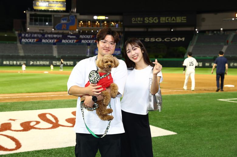 SSG 박슬기 파트너(왼쪽)와 이미래 한화 치어리더 부부.(박슬기 파트너 제공)
