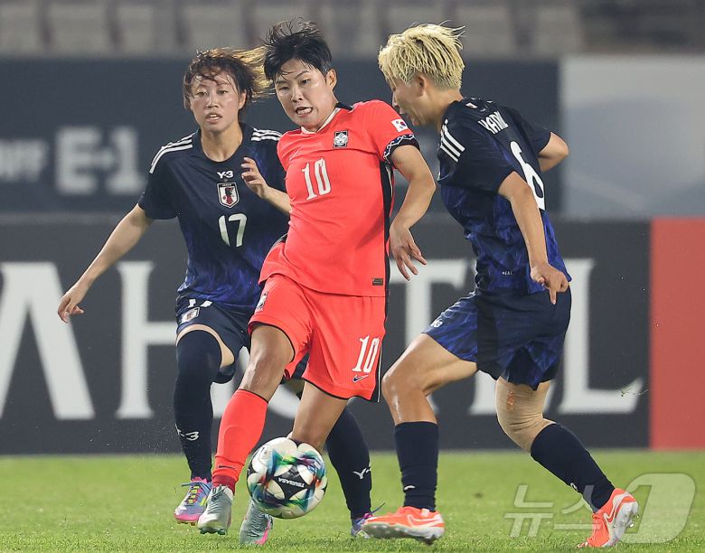 13일 오후 경기 화성시 향남읍 화성종합경기타운에서 열린 2025 동아시아축구연맹(EAFF) E-1 챔피언십 여자부 대한민국과 일본의 경기, 대한민국 지소연이 전반 일본 수비수들 사이로 돌파하고 있다. 2025.7.13/뉴스1 ⓒ News1 김진환 기자