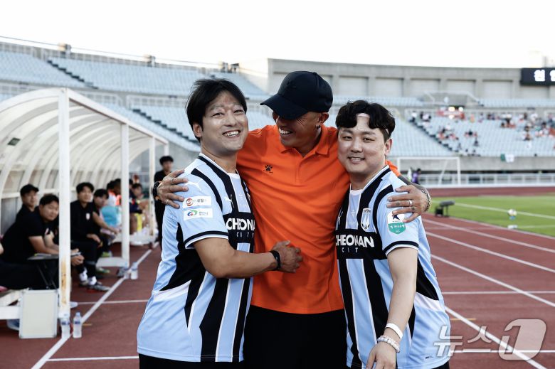 12일 천안시티FC 명예 선수로 위촉된 천안초 축구부 합숙소 화재 피해자 윤장호, 김민성 씨가 당시 병문안 왔던 차두리 감독과 재회한 뒤 기뻐하고 있다. (천안시티FC제공. 재판매 및 DB금지)