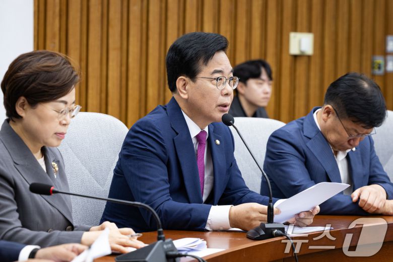 송언석 국민의힘 비상대책위원장 겸 원내대표가 11일 서울 여의도 국회에서 열린 원내대책회의에서 모두 발언을 하고 있다. 2025.7.11/뉴스1 ⓒ News1 유승관 기자