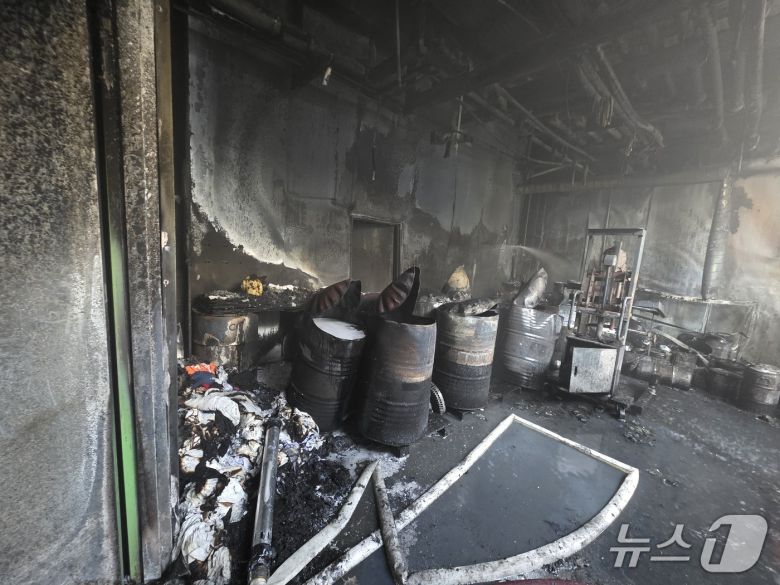 13일 경기 평택시 페인트 제조공장 화재 현장 내부 모습. (경기소방재난본부 제공, 재판매 및 DB금지)