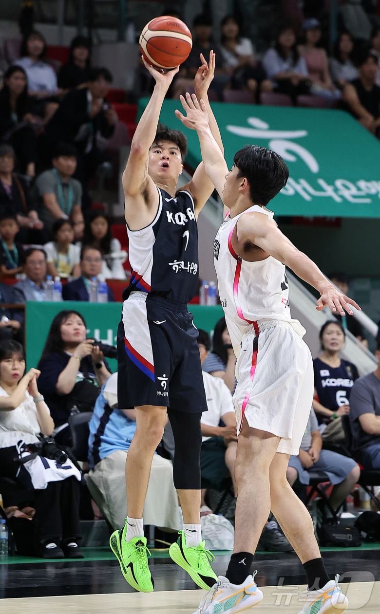 13일 오후 경기도 안양 정관장 체육관에서 열린 하나은행 초청 2025 남자농구 국가대표 평가전 대한민국과 일본의 경기, 대한민국 이현중이 1쿼터 3점슛을 성공하고 있다. 2025.7.13/뉴스1 ⓒ News1 김진환 기자