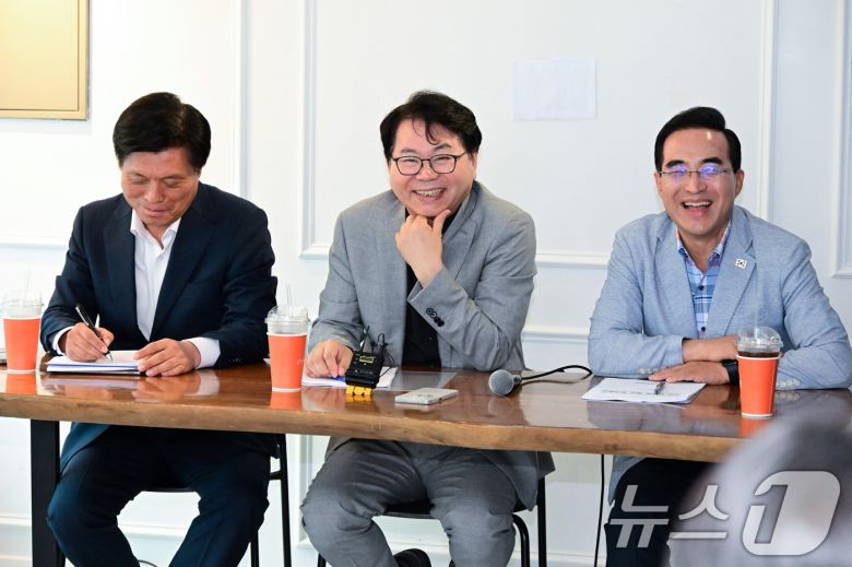 이한주 국정기획위원회 위원장이 13일 서울 종로구 정부서울청사 창성동 별관 인근 카페에서 열린 기자간담회에서 취재진 질의를 들으며 미소 짓고 있다. (공동취재) 2025.7.13/뉴스1 ⓒ News1 김성진 기자