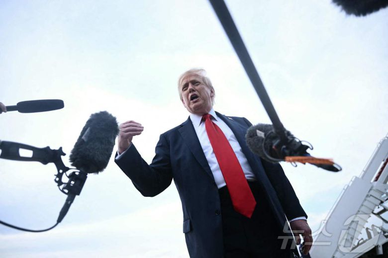 도널드 트럼프 미국 대통령이 13일(현지시간) '2025년 FIFA 클럽 월드컵 결승전'을 관람한 후 메릴랜드주 앤드루스 공군기지에 도착해 기자들의 질문을 받고 있다. 2025.7.13 ⓒ AFP=뉴스1 ⓒ News1 김경민 기자