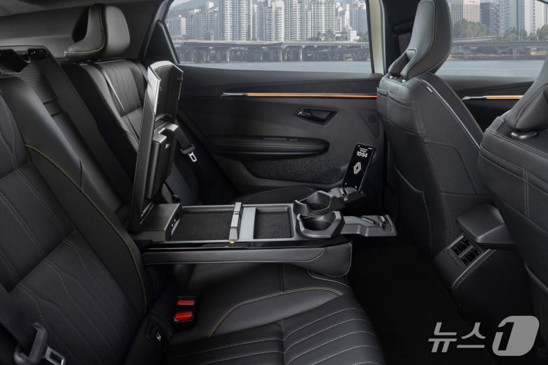 르노코리아의 준중형 전기 스포츠유틸리티차(SUV) '세닉 E-테크(tech) 100% 일렉트릭'의 2열 실내 모습(르노코리아 제공). 2025.07.10.