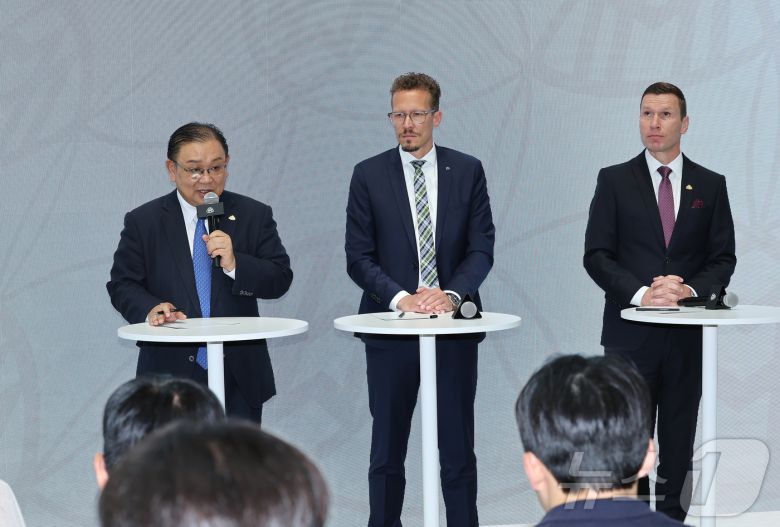 14일 서울 강남 압구정동에 오픈한 마이바흐 브랜드 센터 서울에서 노재봉 HS효성더클래스 대표이사(왼쪽부터)와 마티아스 가이젠 메르세데스-벤츠 그룹 AG 이사회 멤버 및 마케팅·세일즈 총괄, 마티아스 바이틀 메르세데스-벤츠 코리아 대표이사가 브랜드 전략 설명 및 질의 답변을 하고 있다. ⓒ News1 장수영 기자