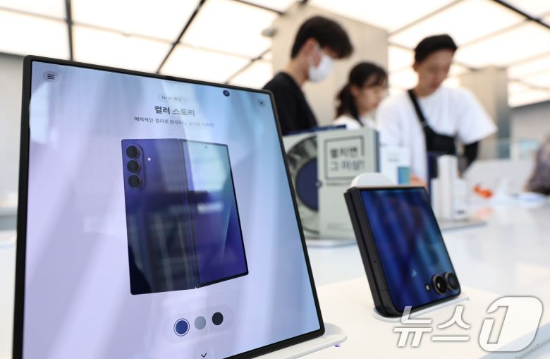 10일 서울 서초구 삼성 강남에서 이용객들이 갤럭시 Z폴드7과 플립7 등 신제품을 살펴보고 있다. 2025.7.10/뉴스1 ⓒ News1 구윤성 기자