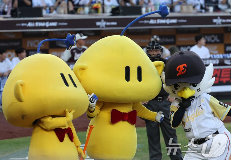 12일 오후 대전 한화생명볼파크에서 열린 '2025 신한 SOL Bank KBO 올스타전'에서 문현빈이 퍼포먼스를 선보이고 있다. 2025.7.12/뉴스1 ⓒ News1 김기태 기자
