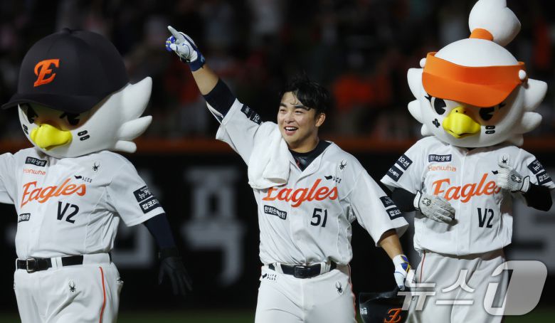 10일 오후 대전 한화생명 볼파크에서 열린 프로야구 '2025 신한 SOL뱅크 KBO 리그' 기아 타이거즈와 한화 이글스 경기에서 9회말 2사 만루 상황 한화 문현빈이 끝내기 안타를 치고 환호하고 있다. 2025.7.10/뉴스1 ⓒ News1 김기태 기자