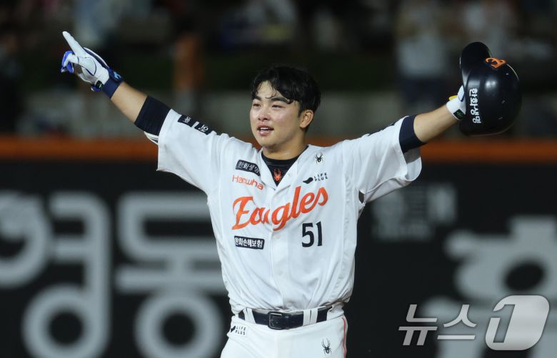 10일 오후 대전 한화생명 볼파크에서 열린 프로야구 '2025 신한 SOL뱅크 KBO 리그' 기아 타이거즈와 한화 이글스 경기에서 9회말 2사 만루 상황 한화 문현빈이 끝내기 안타를 치고 환호하고 있다. 2025.7.10/뉴스1 ⓒ News1 김기태 기자