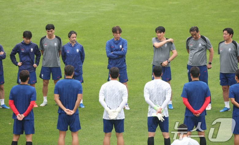 홍명보 대한민국 대표팀 감독이 14일 오후 경기 성남시 중원구 성남종합운동장에서 2025 동아시아축구연맹(EAFF) E1 챔피언십(동아시안컵) 한일전을 앞두고 선수들과 이야기를 하고 있다. 2025.7.14/뉴스1 ⓒ News1 김영운 기자