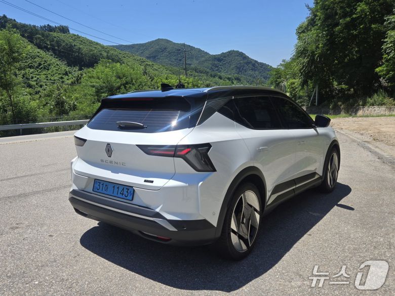 10일 강원 춘천 가락재 고갯길에서 촬영한 르노코리아의 준중형 전기 스포츠유틸리티차(SUV) '세닉 E-테크(tech) 100% 일렉트릭'의 모습. 2025.07.10/뉴스1 김성식 기자