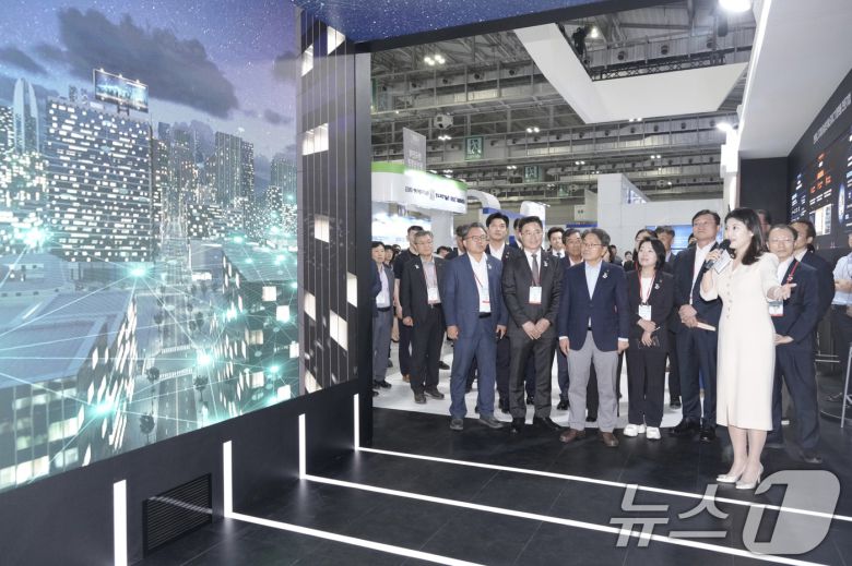 강기정 광주시장이 9일 오후 서구 김대중컨벤션센터에서 열린 ‘2025 대한민국 기후환경에너지대전’ 개막식에 참석해 부스를 둘러보고 있다. (광주시 제공. 재판매 및 DB 금지) 2025.7.9/뉴스1