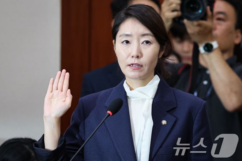 강선우 여성가족부 장관 후보자가 14일 서울 여의도 국회에서 열린 인사청문회에 출석해 선서하고 있다. 2025.7.14/뉴스1 ⓒ News1 유승관 기자