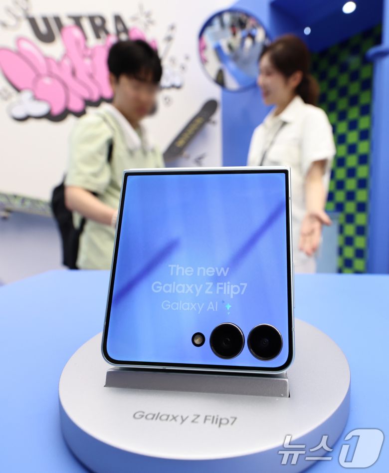 10일 서울 서초구 삼성 강남에서 이용객들이 갤럭시 Z폴드7과 플립7 등 신제품을 살펴보고 있다. 2025.7.10/뉴스1 ⓒ News1 구윤성 기자